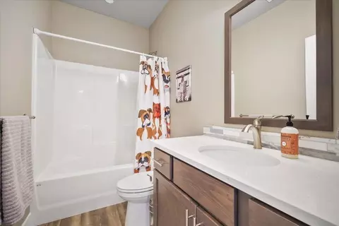 Bath - 924 E Handy Rd, Colbert, WA 99005 photo 4 of 5