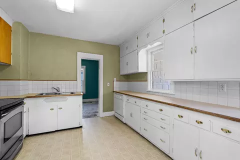 Kitchen - 1818 E 11th Ave, Spokane, WA 99202 photo 2 of 2
