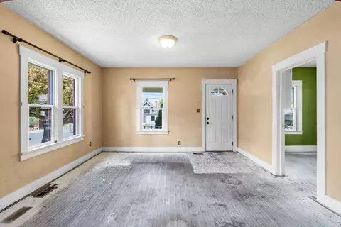 Living - 1818 E 11th Ave, Spokane, WA 99202 photo 2 of 5