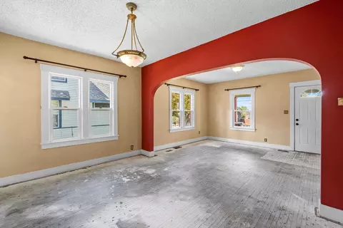 Living - 1818 E 11th Ave, Spokane, WA 99202 photo 4 of 5