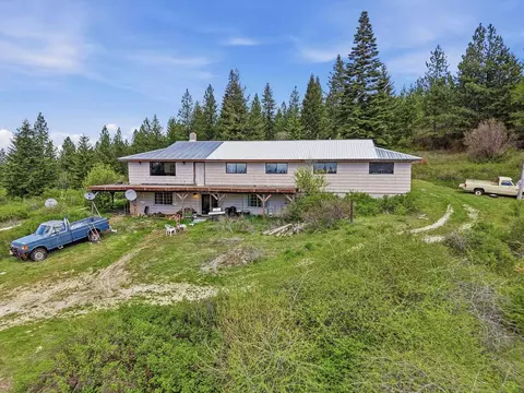 16617 E Blanchard Rd, Elk, WA 99009