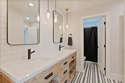 Bath - 17415 N Dunn Rd, Colbert, WA 99005 photo 4 of 5