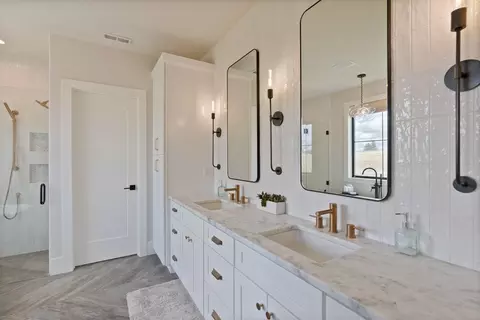 Bath - 17415 N Dunn Rd, Colbert, WA 99005 photo 2 of 5