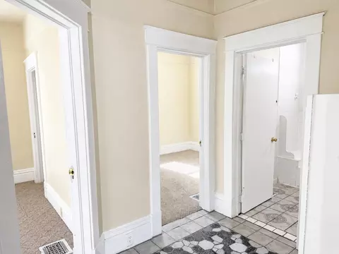 Entry Way - 1011 E Augusta Ave, Spokane, WA 99207 photo 3 of 3
