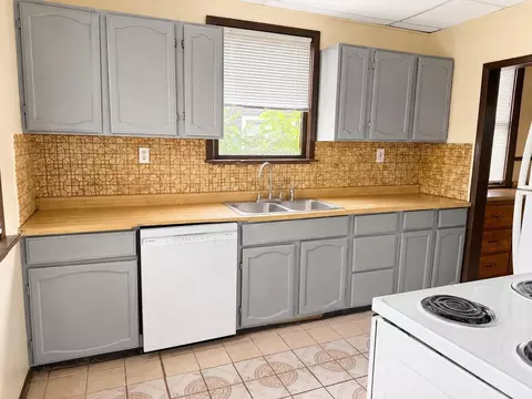 Kitchen - 1011 E Augusta Ave, Spokane, WA 99207 photo 2 of 3