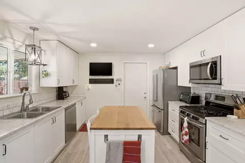 Kitchen - 11113 E 38th Ave, Spokane Valley, WA 99206 photo 2 of 5