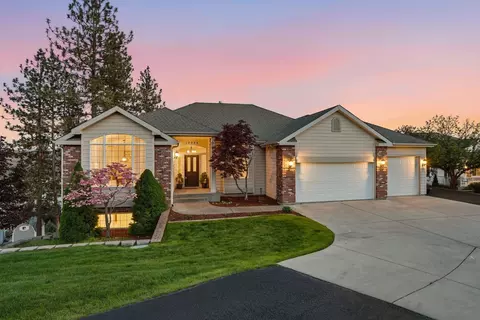 10599 W Lakeside Ln, Nine Mile Falls, WA 99026