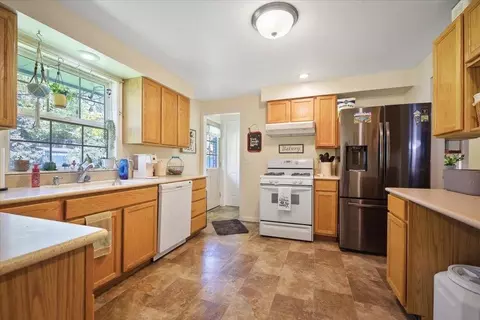 Kitchen - 11205 E 22nd Ave, Spokane Valley, WA 99206 photo 3 of 3