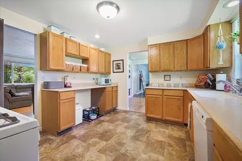 Kitchen - 11205 E 22nd Ave, Spokane Valley, WA 99206 photo 1 of 3