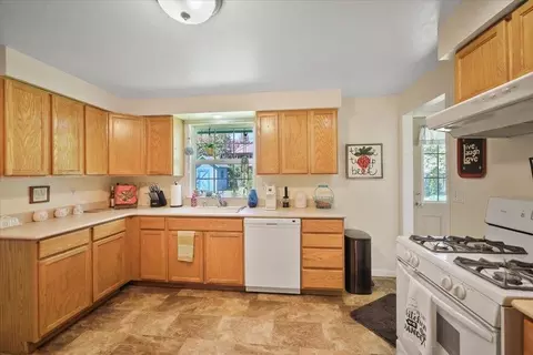 Kitchen - 11205 E 22nd Ave, Spokane Valley, WA 99206 photo 2 of 3