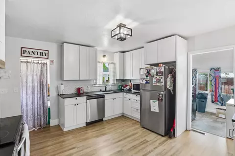 Kitchen - 1723 E Hoffman Ave, Spokane, WA 99207 photo 4 of 7