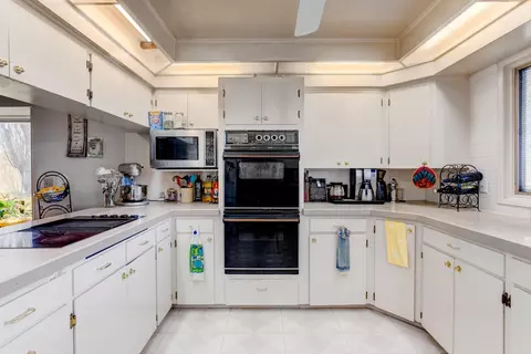 Kitchen - 51492 Sobek Rd E Rd, Edwall, WA 99008 photo 4 of 4
