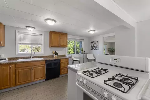 Kitchen - 6722 E 4th Ave, Spokane Valley, WA 99212 photo 6 of 6