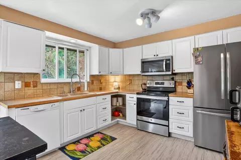 Kitchen - 610 E Vicksburg Ave, Spokane, WA 99208 photo 1 of 4