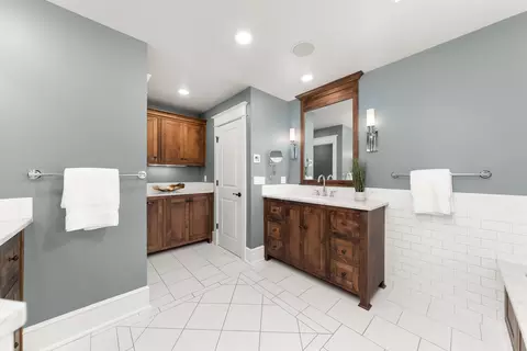 Bath - 845 E Overbluff Rd, Spokane, WA 99203 photo 4 of 7