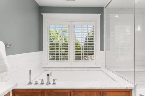 Bath - 845 E Overbluff Rd, Spokane, WA 99203 photo 5 of 7