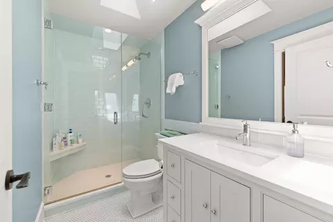 Bath - 845 E Overbluff Rd, Spokane, WA 99203 photo 6 of 7