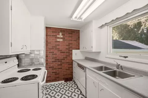Kitchen - 10121 E 4th Ave, Spokane Valley, WA 99206 photo 2 of 3