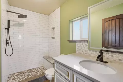 Bath - 4028 E 28th Ave, Spokane, WA 99223 photo 2 of 3