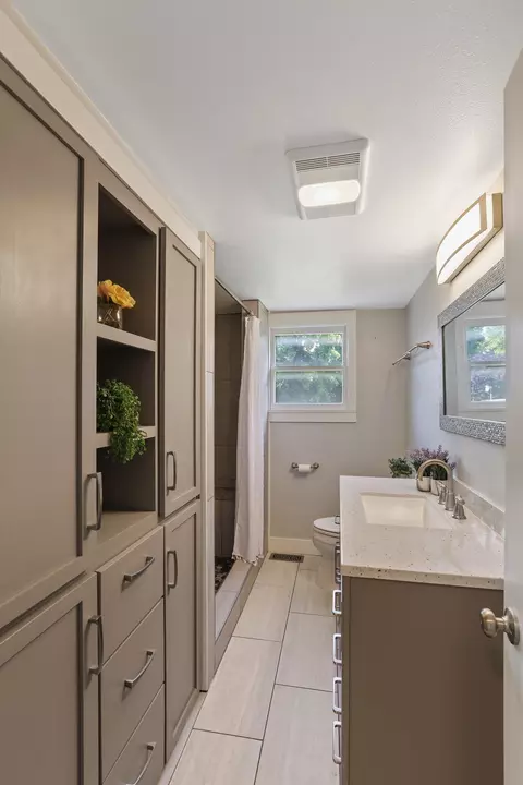 Bath - 1032 E 33rd Ave, Spokane, WA 99203 photo 1 of 3