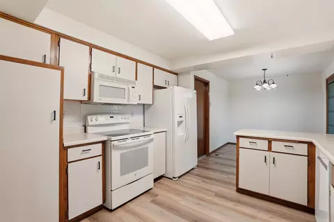 Kitchen - 11119 E 26th Ave, Spokane Valley, WA 99206 photo 2 of 2