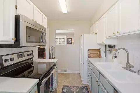 Kitchen - 1311 E 40th Ave, Spokane, WA 99203 photo 3 of 4