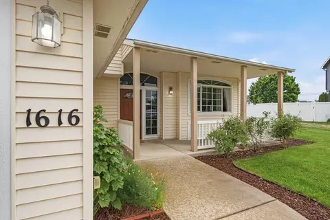 1616 N Rio Grande Ln, Greenacres, WA 99016
