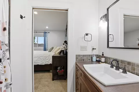 Bath - 4121 E 15th Ave, Spokane, WA 99223 photo 2 of 4