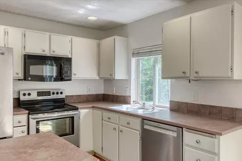 Kitchen - 4262 E 33rd Ave, Spokane, WA 99223 photo 4 of 6