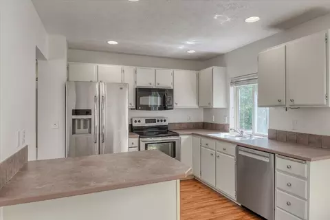 Kitchen - 4262 E 33rd Ave, Spokane, WA 99223 photo 2 of 6