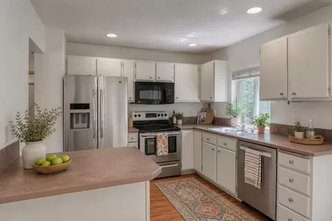 Kitchen - 4262 E 33rd Ave, Spokane, WA 99223 photo 3 of 6