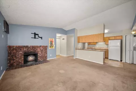 Living - 306 E Weile Ave UNIT 4, Spokane, WA 99208 photo 1 of 2