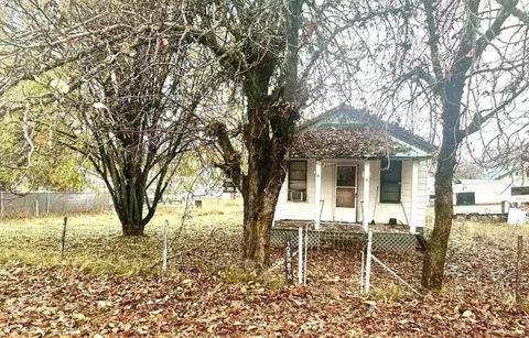 106 N 8th St, Ione, WA 99139