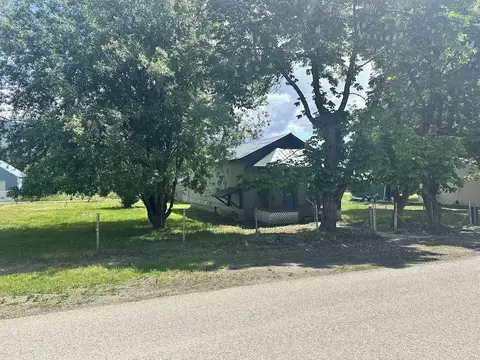 106 N 8th St, Ione, WA 99139