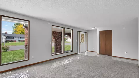 Living - 10810 E 35th Ave, Spokane Valley, WA 99206 photo 2 of 9