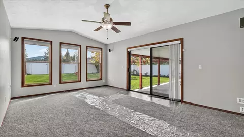 Living - 10810 E 35th Ave, Spokane Valley, WA 99206 photo 3 of 9