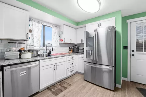 Kitchen - 1604 E Dalke Ave, Spokane, WA 99208 photo 2 of 3