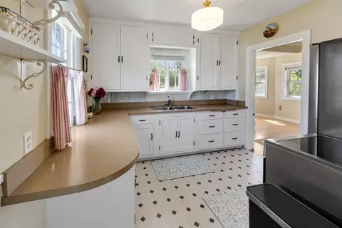Kitchen - 1127 E Gordon Ave, Spokane, WA 99207 photo 2 of 2