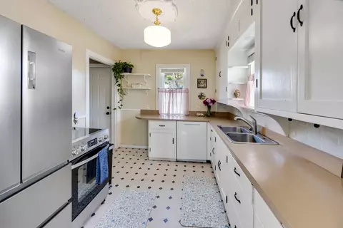 Kitchen - 1127 E Gordon Ave, Spokane, WA 99207 photo 1 of 2