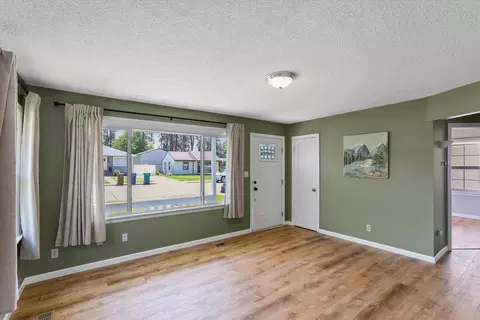 Living - 1623 E 40th Ave, Spokane, WA 99203 photo 1 of 2