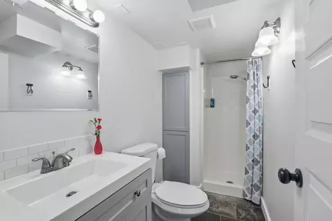 Bath - 733 E 33rd Ave, Spokane, WA 99203 photo 2 of 2