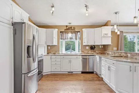 Kitchen - 16802 E Frederick Rd, Spokane, WA 99217 photo 3 of 7