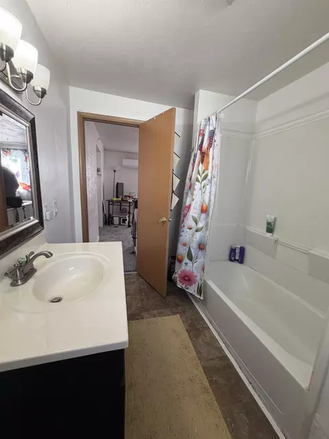 Bath - 915 Everett Ave, Spokane, WA 99207 photo 2 of 2