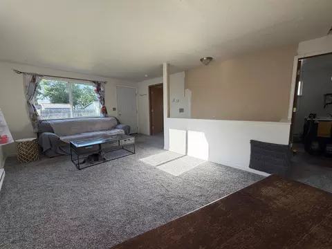 Living - 915 Everett Ave, Spokane, WA 99207 photo 1 of 2