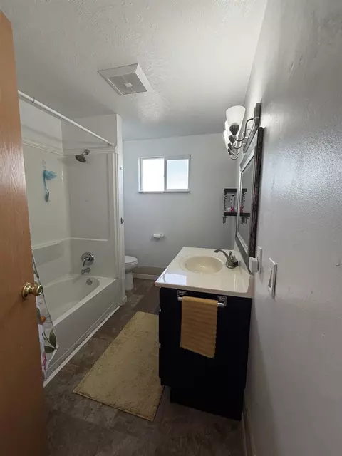 Bath - 915 Everett Ave, Spokane, WA 99207 photo 1 of 2