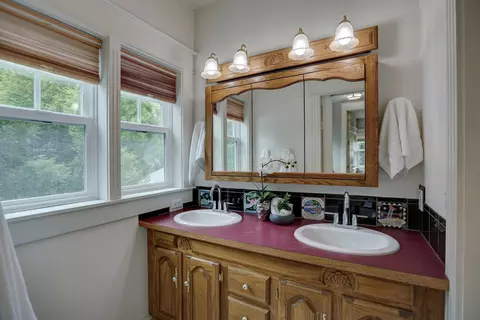 Bath - 2424 E 9th Ave, Spokane, WA 99202 photo 3 of 6