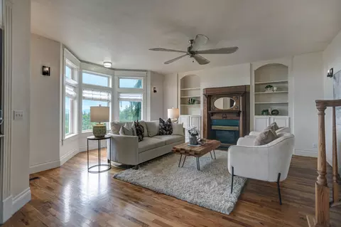 Living - 2424 E 9th Ave, Spokane, WA 99202 photo 1 of 2