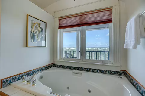 Bath - 2424 E 9th Ave, Spokane, WA 99202 photo 5 of 6