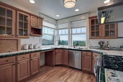 Kitchen - 2424 E 9th Ave, Spokane, WA 99202 photo 2 of 2