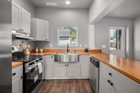 Kitchen - 7312 E 4th Ave, Spokane Valley, WA 99212 photo 2 of 3